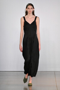 758866408_NoonNoorRunwayFebruary2019NewYorkFashionYVH5t71HXhVx.thumb.jpg.64006a07a1961f769e0f5930f9e37f07.jpg