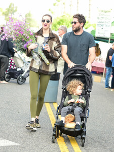 Ali+Fedotowsky+shopping+Farmer+Market+f_DC8CGQz06x.jpg