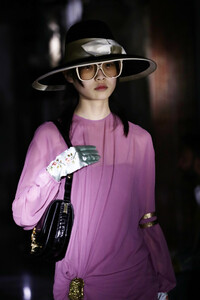 768978042_GucciCruise2020RunwayZB6EybNJsCAx.thumb.jpg.a767170fb033192d3b80caa68772147b.jpg