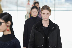 7754976_ToryBurchFallWinter2019FashionShowRunwaypiyNCX1v6HIx.thumb.jpg.4e423684076f2f5472ddf0107b0b026e.jpg