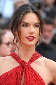 Alessandra Ambrosio - Sayfa 3 780341871_1149296279LesMiserablesRedCarpet-The72ndAnnualCannesFilmFestival.thumb.jpg.db3a4c809990c9e343820c389edc52e5