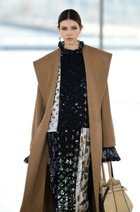 795178927_ToryBurchFallWinter2019FashionShowRunwayZLaCav72xHJx.thumb.jpg.362b9b1c1c6f1dc92f8faa225fdf4147.jpg