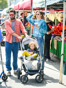 Whitney+Port+shopping+Farmer+Market+Studio+pIabPM80IZGx.jpg