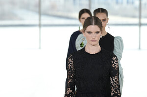 852725499_ToryBurchFallWinter2019FashionShowRunwayESaWTsYKFU6x.thumb.jpg.2cb51ae993983516ac3a2882d11b18d1.jpg