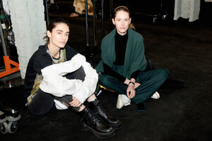 875674987_DionLeeBackstageFebruary2019NewYorkXHovxOJ6Jeux.thumb.jpg.e2bbde1ee5ca473401550a05c024b546.jpg