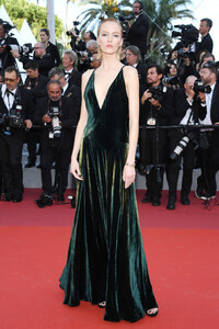 Daria+Strokous+Rocketman+Red+Carpet+72nd+Annual+_yNnC8TMqo0x.jpg