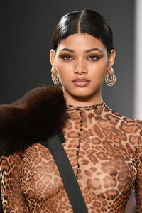 903724145_LaquanSmithRunwayFebruary2019NewYorkRUWNbLso7iXx.thumb.jpg.c1610253e6a3198c78d2cba7b32fb8d1.jpg