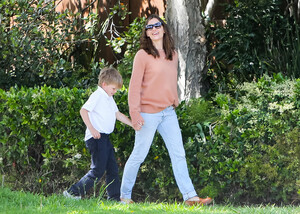 Jennifer+Garner+out+and+about+NpdQ9S2NpQXx.jpg