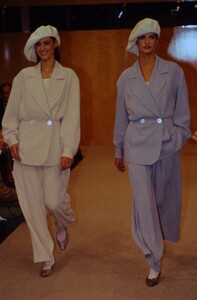 922765038_perry-ellis-ss-1989(1).thumb.jpg.69957085cbbb0f5abf789b74975af140.jpg