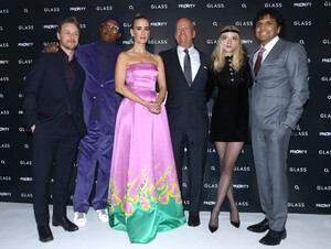 922897050_SarahPaulsonUKPremiereNightShyamalanL0kJAqze8lUx.thumb.jpg.77c08b08eba8e60fd829f7af5bd40001.jpg