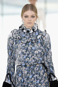 923337672_ToryBurchFallWinter2019FashionShowRunwayftxSix3U-glx.thumb.jpg.f78f8aa8e39dc8b26d1fe813db713538.jpg