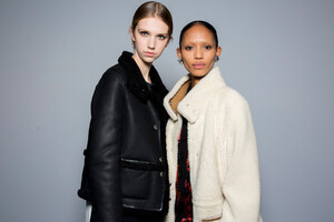 92508590_tory-burch-bks-g-rf19-5051(1).thumb.jpg.4207f2abed220deee254ab9641c37275.jpg