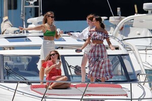 932735525_alicia-vikander-ibiza-3(1).thumb.jpg.35a4122f8e905c9313a9743db6d9e5c5.jpg