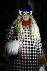 941346605_GucciCruise2020Runwayd1I37Ano_q0x.thumb.jpg.e79abb2bc938225e84dfa448887b7817.jpg