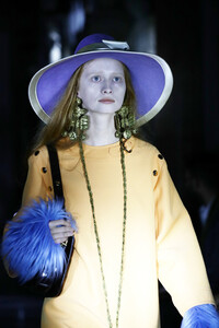 941517891_GucciCruise2020RunwayTWPoa3j1gsBx.thumb.jpg.f93487c0a36c04a917e3b8a54ebd790b.jpg
