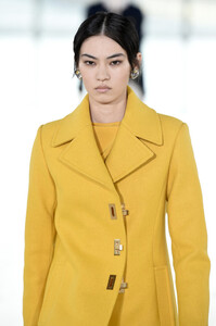 943428635_ToryBurchFallWinter2019FashionShowRunwayGd3ZbpJsygWx.thumb.jpg.dd7b5352f81a91349daafa87603240b0.jpg