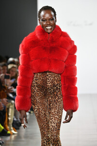 965896924_LaquanSmithRunwayFebruary2019NewYorkhVNsFp6xGwJx.thumb.jpg.a356e8b8c2249c228f3728e1651cf84a.jpg
