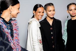 981790174_tory-burch-bks-g-rf19-5152(1).thumb.jpg.ada6c2b7f317fb6741d1d0b831bb2f1f.jpg