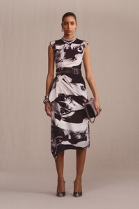 Alexander-McQueen-pre-fall-2019-collection-the-impression-008.thumb.jpg.d7b87b0a81e25b973c5a31357efed0df.jpg