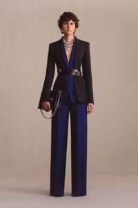 Alexander-McQueen-pre-fall-2019-collection-the-impression-018.thumb.jpg.3224b1a1454d06795e3a7da317b98c9f.jpg