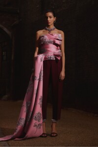 Alexander-McQueen-pre-fall-2019-collection-the-impression-025.thumb.jpg.6c4a66e1bd624fd92693dd4dea1c6d5b.jpg