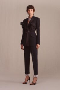 Alexander-McQueen-pre-fall-2019-collection-the-impression-029.thumb.jpg.29f1ab9f63aba697c3b0cfde5e43ad7c.jpg