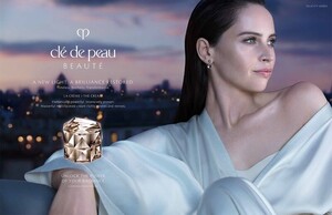 Felicity-Jones-Cle-de-Peau-Beaute-2019-Campaign02.thumb.jpg.71eb0a9edf3471aaf787a67f7a7db5bd.jpg