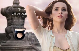 Felicity-Jones-Cle-de-Peau-Beaute-2019-Campaign04.thumb.jpg.78e8811d7eb1c6adeea2b1b7b26b975f.jpg