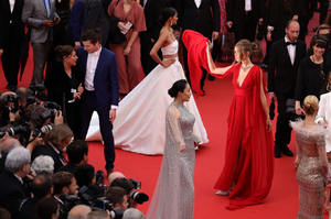 Josephine-Skriver_-La-Belle-Epoque-Premiere-at-2019-Cannes-Film-Festival-07.png