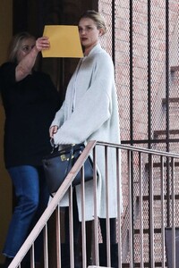 Rosie-Huntington-Whiteley_-Arrives-at-a-skin-care-clinic--01.thumb.jpg.b50bbc44ecbb1fb6b3cfdddf0e01f34e.jpg