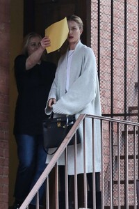 Rosie-Huntington-Whiteley_-Arrives-at-a-skin-care-clinic--03.thumb.jpg.3532120f7dcffb81445f816fd43d95d9.jpg