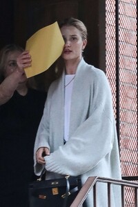 Rosie-Huntington-Whiteley_-Arrives-at-a-skin-care-clinic--04.thumb.jpg.09a3ded10b83cd7dc29ea0a3866d8068.jpg