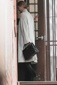 Rosie-Huntington-Whiteley_-Arrives-at-a-skin-care-clinic--05.thumb.jpg.556fc46b85ae0ed220e2d126d68bdc46.jpg