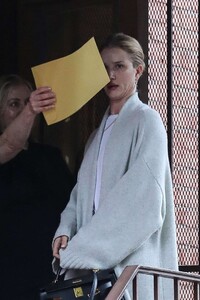 Rosie-Huntington-Whiteley_-Arrives-at-a-skin-care-clinic--06.thumb.jpg.356af121c1edde2a2eb4741e2316a201.jpg