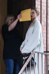 Rosie-Huntington-Whiteley_-Arrives-at-a-skin-care-clinic--08.thumb.jpg.23fcb60f8e48315401bf0ffbc8e85cca.jpg