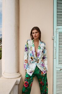 SS19-Campaign-021.thumb.jpg.ac33b8aef6c51446df4400111ea9c216.jpg