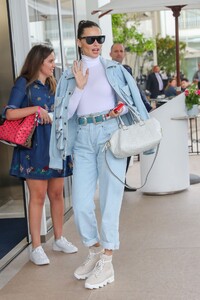 adriana-lima-street-style-05-21-2019-6.jpg