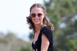 alicia-vikander-ibiza-1.thumb.jpg.c1c6e7e8f656346d62628120302b4d88.jpg
