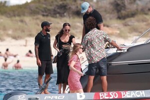 alicia-vikander-ibiza-10.thumb.jpg.7a4ecc6c913d12bd3a7e14ce2ae3f2cc.jpg