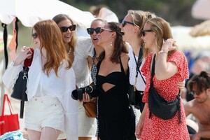 alicia-vikander-ibiza-12.thumb.jpg.031b7e885c6443bb5ded9f7cf7df5d15.jpg