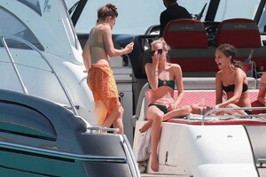 alicia-vikander-ibiza-4.thumb.jpg.ffdb07aa1d6e12cc77925bb905c1bb67.jpg