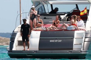 alicia-vikander-ibiza-6.thumb.jpg.9060bd046f374013e584802af9e6aa7d.jpg