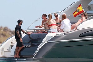 alicia-vikander-ibiza-7.thumb.jpg.4f86da002d723e5380ca49215085f30a.jpg