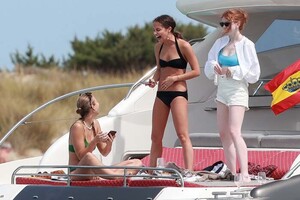 alicia-vikander-ibiza-9.thumb.jpg.01869611139068ce10489aaf3fb0195f.jpg