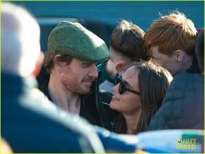 alicia-vikander-michael-fassbender-visit-his-hometown-01.thumb.jpg.a454fd578f68b99ab55d966c36543709.jpg