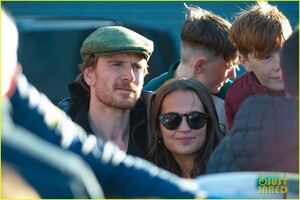 alicia-vikander-michael-fassbender-visit-his-hometown-05.thumb.jpg.037e95887085f3d2cd625102c4ce21a9.jpg