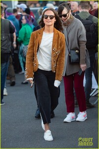 alicia-vikander-michael-fassbender-visit-his-hometown-11.thumb.jpg.ed24b0137fb71c2c5faa7b67336aeb4e.jpg