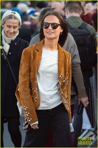 alicia-vikander-michael-fassbender-visit-his-hometown-12.thumb.jpg.65160e926c4e5e01bb2776035b497722.jpg