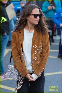 alicia-vikander-michael-fassbender-visit-his-hometown-15.thumb.jpg.4f23db5b603ddfbdf01adf61d1e82f00.jpg