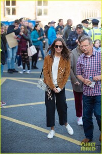 alicia-vikander-michael-fassbender-visit-his-hometown-18.thumb.jpg.f462628e6619f081d5f06f09977ffe5f.jpg